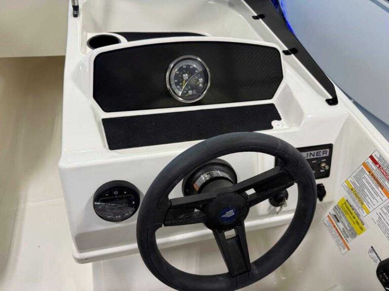 2026 Bayliner M17 - Full Windshield US-BLBX1244G526 [photo 9]